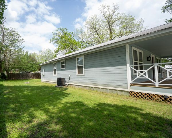 404 Rivers ST, Smithville, TX 78957