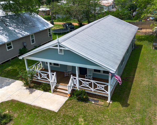 404 Rivers ST, Smithville, TX 78957