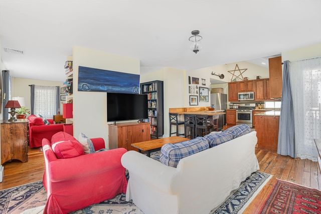 215 South St, Wrentham, MA 02093