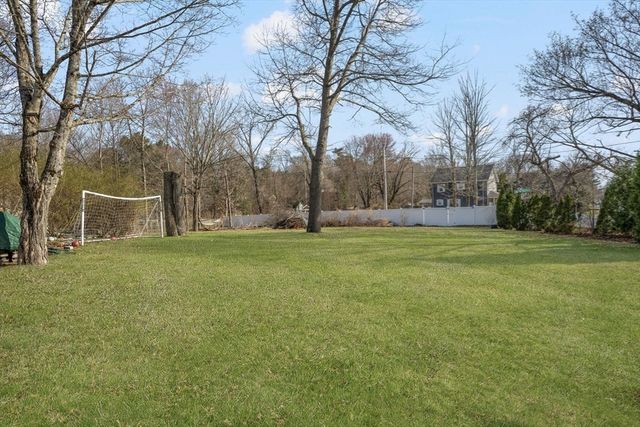 215 South St, Wrentham, MA 02093