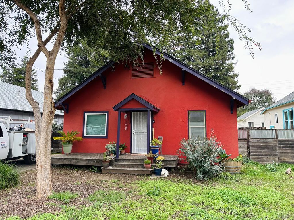 108 Pierson St, Santa Rosa, CA 95401
