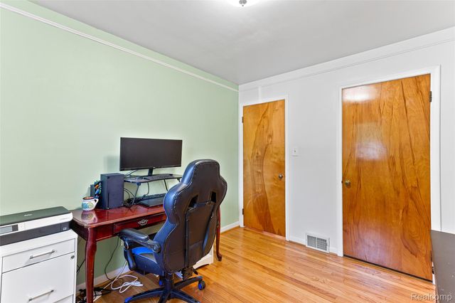 23020 Farmington Road, Farmington, MI 48336