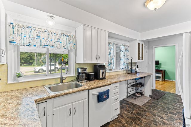 23020 Farmington Road, Farmington, MI 48336
