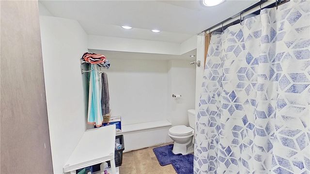 910 Temple Ave, New Castle, PA 16101
