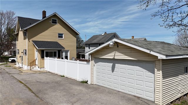 910 Temple Ave, New Castle, PA 16101