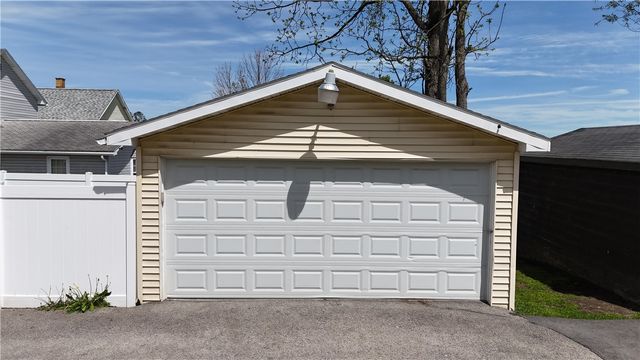 910 Temple Ave, New Castle, PA 16101