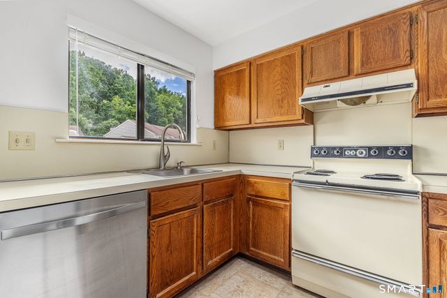 33 Deer Run 33, Bethel, CT 06801