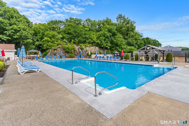 33 Deer Run 33, Bethel, CT 06801