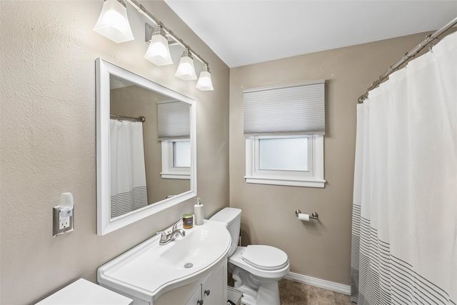 431 E Pleasant View Drive, Des Moines, IA 50315