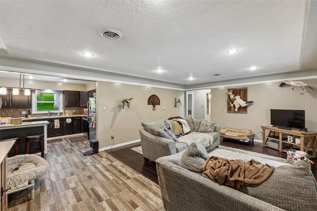 431 E Pleasant View Drive, Des Moines, IA 50315