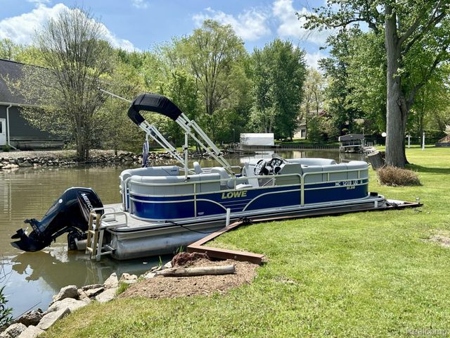 9831 Kress Road, Hamburg Township, MI 48169