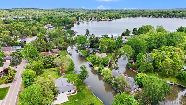 9831 Kress Road, Hamburg Township, MI 48169