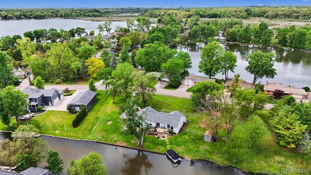 9831 Kress Road, Hamburg Township, MI 48169
