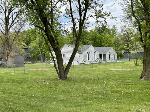 9831 Kress Road, Hamburg Township, MI 48169