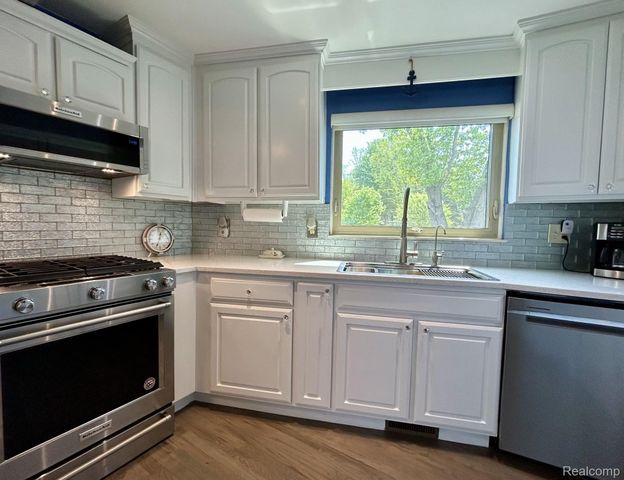 9831 Kress Road, Hamburg Township, MI 48169