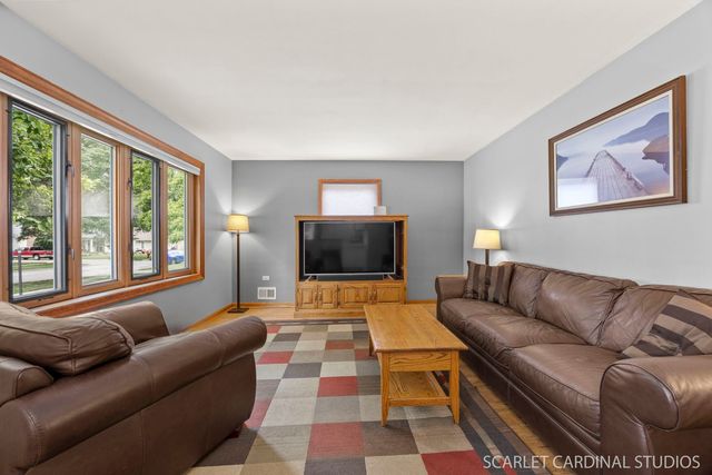 22 W Jackson Street, Villa Park, IL 60181