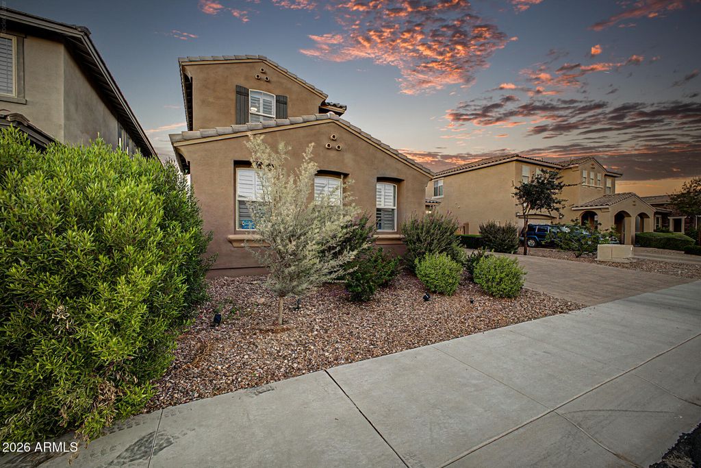 9334 W WHITE FEATHER Lane, Peoria, AZ 85383 — photo 5