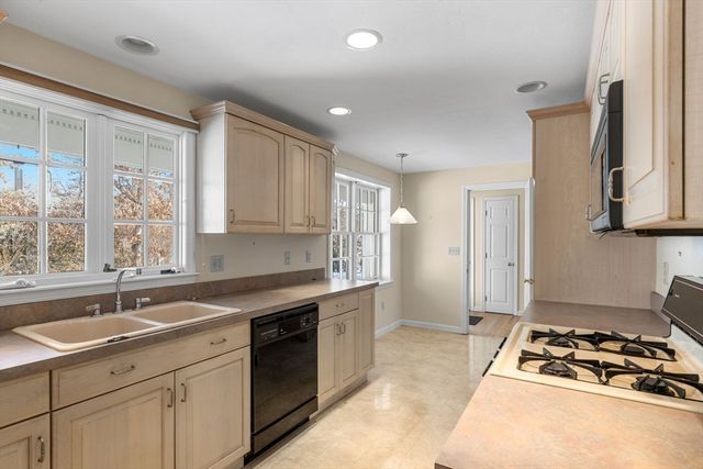 46 Kensington Dr, Sandwich, MA 02563