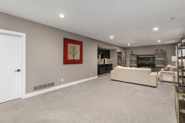 1405 S Arrowleaf Lane, West Des Moines, IA 50266