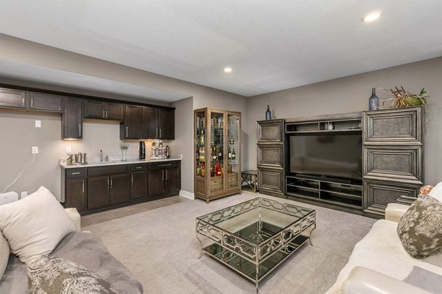 1405 S Arrowleaf Lane, West Des Moines, IA 50266