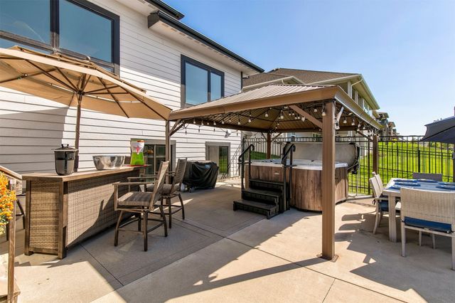 1405 S Arrowleaf Lane, West Des Moines, IA 50266