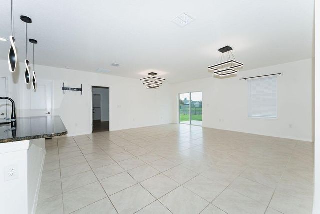 138 SW Carter Avenue, Port St. Lucie, FL 34983