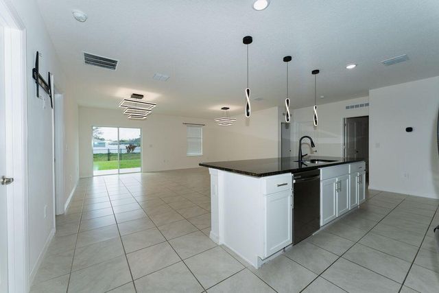 138 SW Carter Avenue, Port St. Lucie, FL 34983