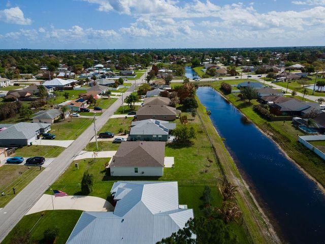 138 SW Carter Avenue, Port St. Lucie, FL 34983
