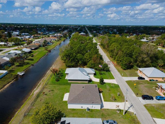 138 SW Carter Avenue, Port St. Lucie, FL 34983