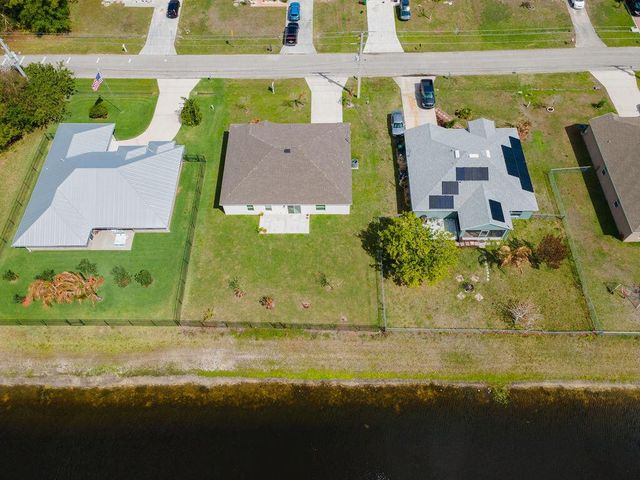 138 SW Carter Avenue, Port St. Lucie, FL 34983