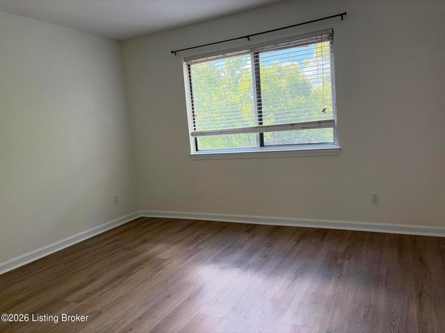 2 Lake Ave, Louisville, KY 40206
