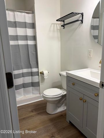 2 Lake Ave, Louisville, KY 40206