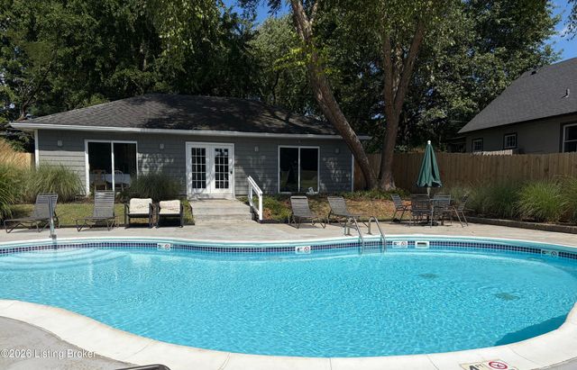 2 Lake Ave, Louisville, KY 40206