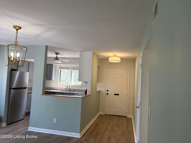 2 Lake Ave, Louisville, KY 40206
