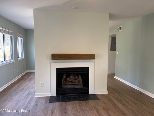 2 Lake Ave, Louisville, KY 40206