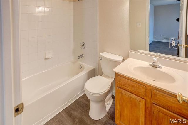 1926 Hunting Lake Court 103, St Louis, MO 63122