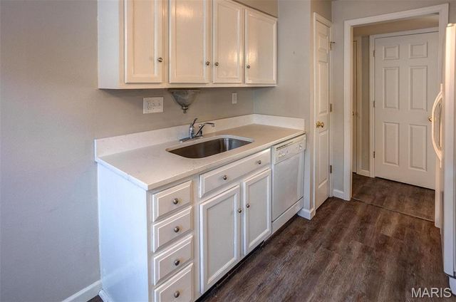 1926 Hunting Lake Court 103, St Louis, MO 63122