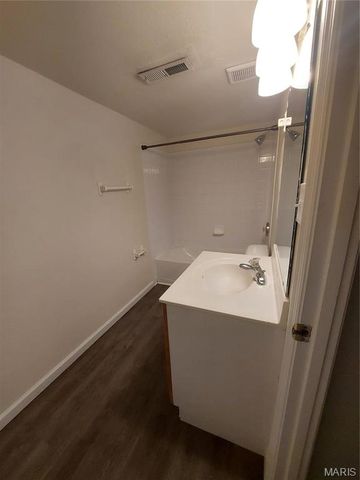 1926 Hunting Lake Court 103, St Louis, MO 63122