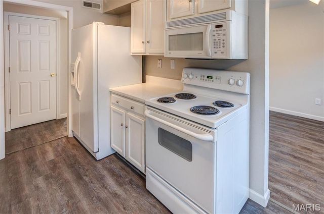 1926 Hunting Lake Court 103, St Louis, MO 63122