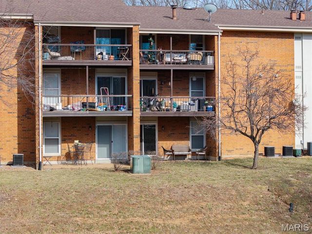 1926 Hunting Lake Court 103, St Louis, MO 63122