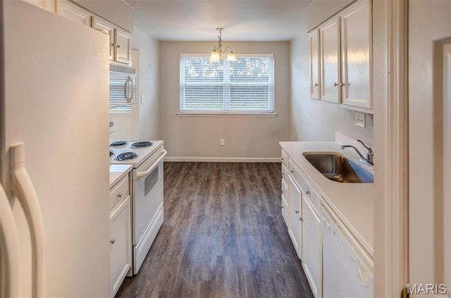 1926 Hunting Lake Court 103, St Louis, MO 63122