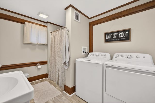 506 Hurstbourne Road, Irondequoit, NY 14609