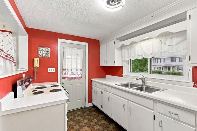36 Silver Lake Dr, Agawam, MA 01001