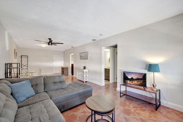 2400 NE 33rd Avenue 211, Fort Lauderdale, FL 33305