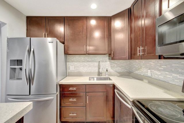 2400 NE 33rd Avenue 211, Fort Lauderdale, FL 33305