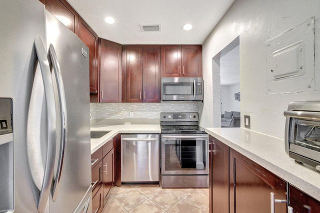 2400 NE 33rd Avenue 211, Fort Lauderdale, FL 33305