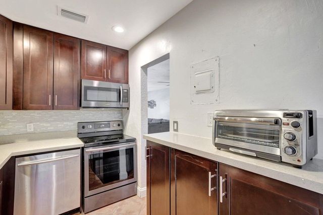 2400 NE 33rd Avenue 211, Fort Lauderdale, FL 33305