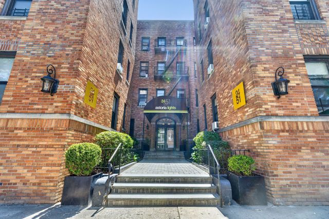 2439 38th St Apt 6D, New York City, NY 11103