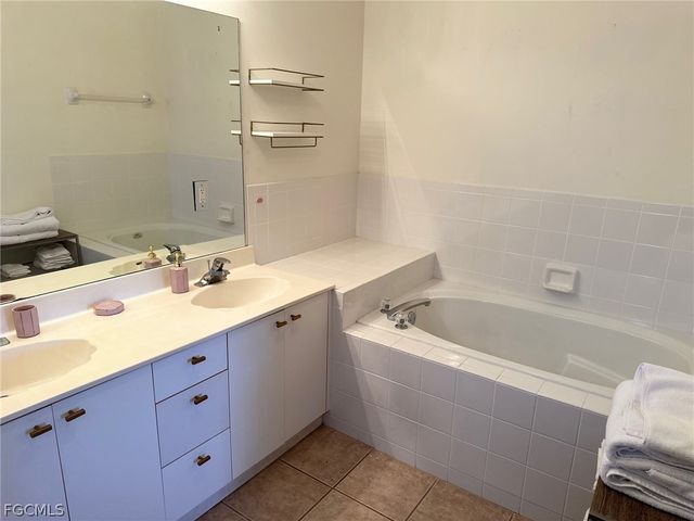 675 Luisa LN 825, Naples, FL 34104