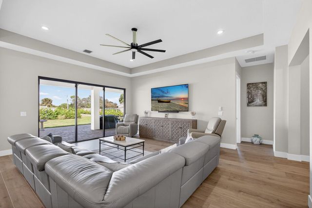 8249 SE Dharlys Street, Hobe Sound, FL 33455